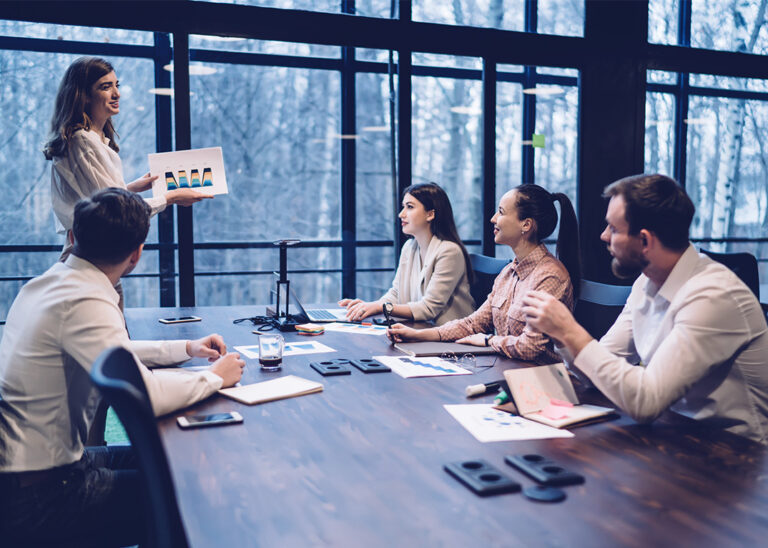 Bild zeigt Mitarbeiter in einem Besprechungsraum.